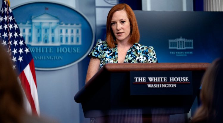 La secretaria de Prensa de la Casa Blanca, Jen Psaki, habla con periodistas, en Washigton. Foto: Stefani Reynolds/Efe.