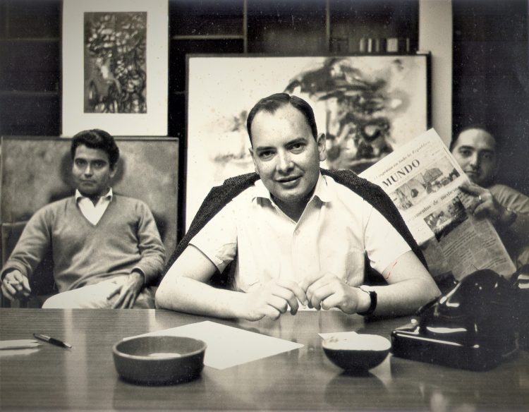 Alfredo Guevara, a su la derecha Héctor García Mesa, a su  izquierda Saúl Yelín, todos fundadores del ICAIC. Foto Agnes Varda.