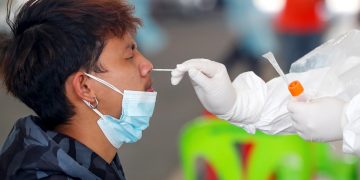 Toma de una muestra de PCR para detectar el coronavirus SARS-CoV-2 en Bangkok, Tailandia. Foto: Diego Azubel / EFE.