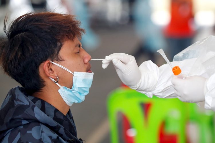 Toma de una muestra de PCR para detectar el coronavirus SARS-CoV-2 en Bangkok, Tailandia. Foto: Diego Azubel / EFE.