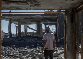 Un palestino contempla los restos de su casa, destruida por los bombardeos de Israel en Gaza, el 18 de mayo de 2021. Foto: Mohammed Saber / EFE.