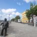 Estatua del poeta Nicolás Guillén, obra del escultor Enrique Angulo, en la Alameda de Paula, en La Habana. Foto: Otmaro Rodríguez.