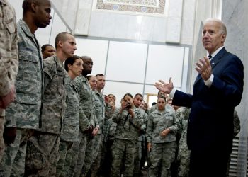 El entonces vicepresidente Joe Biden, habla a un grupo de soldados durante una visita a Iraq en el 2011. | Foto: Departamento de Defensa (Archivo)