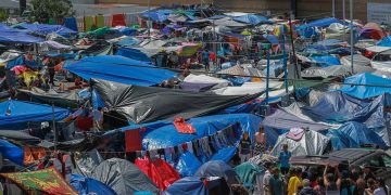 Fotografía de un campamento de migrantes el 4 de mayo de 2021 en la plaza cívica de la Garita el Chaparral, en Tijuana, estado de Baja California (México). Foto: EFE/ Joebeth Terriquez.