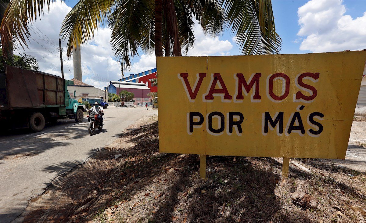 Vista de un cartel que incentiva a los cubanos a producir más azúcar, cerca a la entrada del Central Azucarero Boris Luis Santa Coloma, que permanece en paro de su producción, el 29 de abril de 2021 en Madruga, Mayabeque (Cuba). Foto: EFE/Ernesto Mastrascusa.