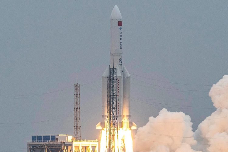 El cohete Long March 5B despegando del Centro de Lanzamiento Espacial Wenchang en la provincia de Hainan, en el sur de China. Foto: Japan Times.