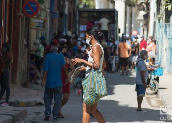 Personas en una calle de La Habana, durante la pandemia de la COVID-19. Foto: Otmaro Rodríguez / Archivo OnCuba.