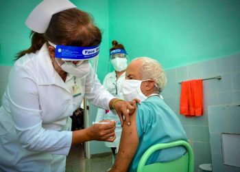 Aplicación de una dosis de una vacuna anticovid en Cuba. Foto: Juan Pablo Carreras / ACN.