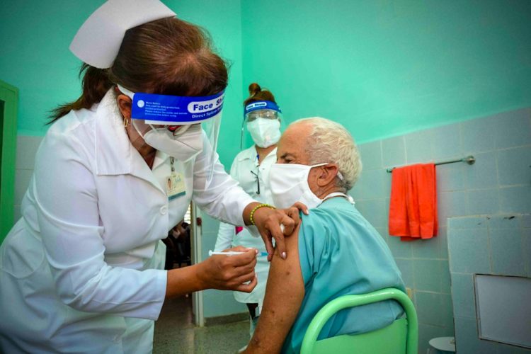 Aplicación de una dosis de una vacuna anticovid en Cuba. Foto: Juan Pablo Carreras / ACN.