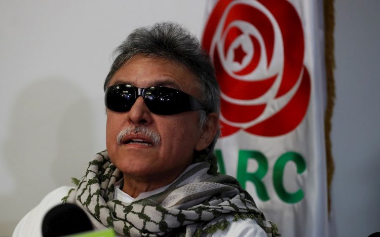 Fotografía de archivo fechada el 30 de mayo de 2019 que muestra al disidente de la extinta guerrilla de las FARC Seuxis Paucias Hernández Solarte, alias "Jesús Santrich", durante una rueda de prensa luego de ser liberado por la Fiscalía colombiana, en Bogotá (Colombia). Foto: EFE/ Mauricio Dueñas Castañeda.