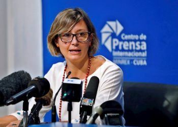 Elena Gentili, directora de Oxfam en Cuba, habla en conferencia de prensa hoy en La Habana, Cuba. Foto: EFE/ Ernesto Mastrascusa.