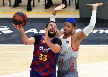 El cubano Jasiel Rivero (der) disputa una acción con Nikola Mirotić (izq) en un partido de la Liga Endesa de baloncesto. Foto: EFE / Archivo.