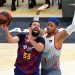 El cubano Jasiel Rivero (der) disputa una acción con Nikola Mirotić (izq) en un partido de la Liga Endesa de baloncesto. Foto: EFE / Archivo.