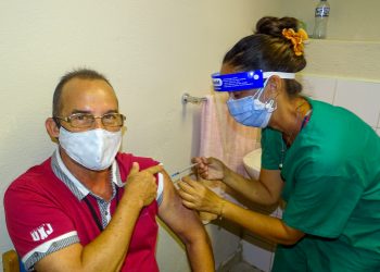 Voluntario del estudio de intervención recibe dosis de Soberana Plus. Foto: @cneuro_cuba/Twitter/Archivo.