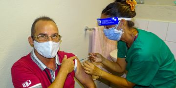Voluntario del estudio de intervención recibe dosis de Soberana Plus. Foto: @cneuro_cuba/Twitter/Archivo.
