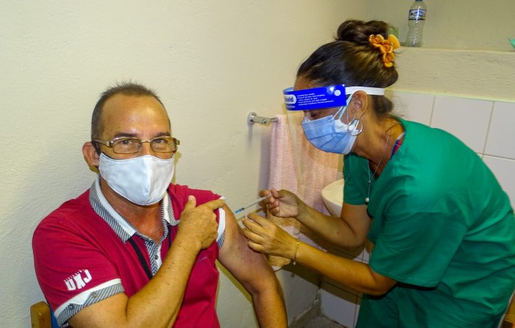 Voluntario del estudio de intervención recibe dosis de Soberana Plus. Foto: @cneuro_cuba/Twitter/Archivo.