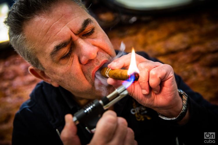 Sergio Sciarioni disfruta de un Habano cubano en Casa Lotar. Foto: Kaloian Santos Cabrera.