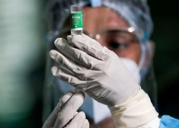 Una enfermera se prepara para aplicar una vacuna contra el Covid-19. | Archivo