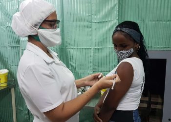 Una adolescente cubana recibe una dosis de la vacuna anticovid Abdala, en Santiago de Cuba. Foto: Sierra Maestra / Archivo.