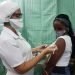 Una adolescente cubana recibe una dosis de la vacuna anticovid Abdala, en Santiago de Cuba. Foto: Sierra Maestra / Archivo.