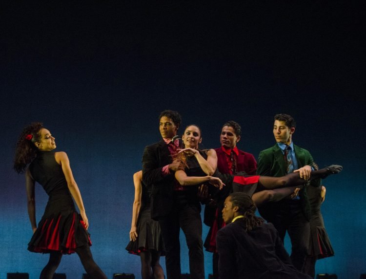 Compañía Acosta Danza en el espectáculo "Rooster", del coreógrafo británico Christopher Bruce. Foto: Enrique (Kike) Smith / Acosta Danza / Archivo.