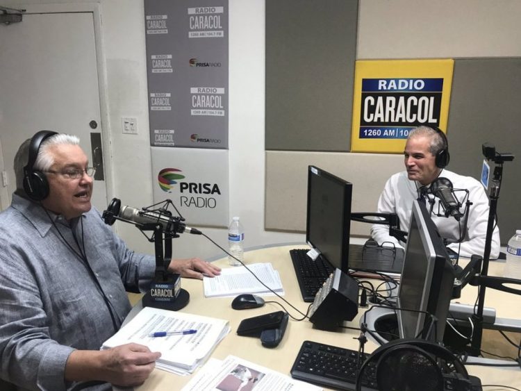 El exalcalde de Hialeah, Raúl Martínez (izquierda) ha sido despedido de Caracol Radio con el cambio de propiedad de la emisora.| Foto: Archivo