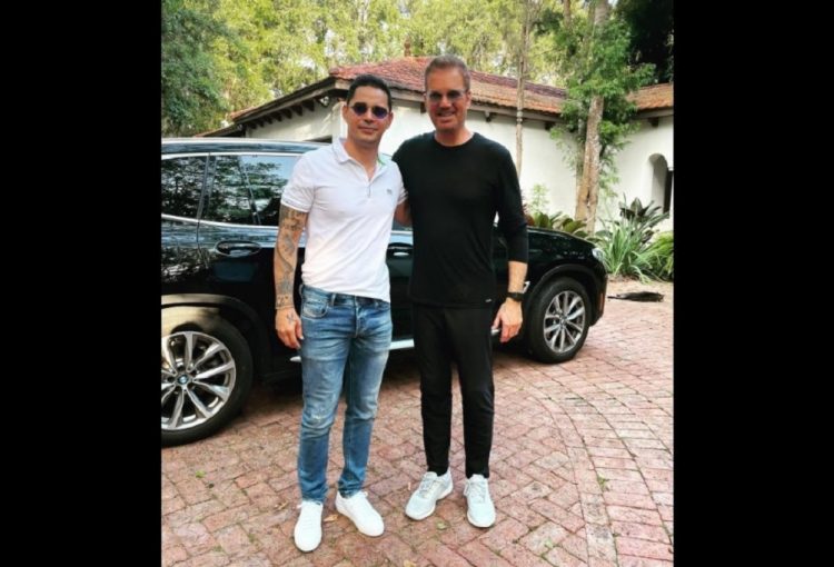 Willy Chirino y Leoni Torres, en Miami. Detalle de la foto compartida en: facebook.com/willychirino.