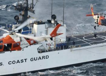 Un escampavías y dos helicópteros de la Guardia Costera durante una operación en el caribe. Foto: USCG