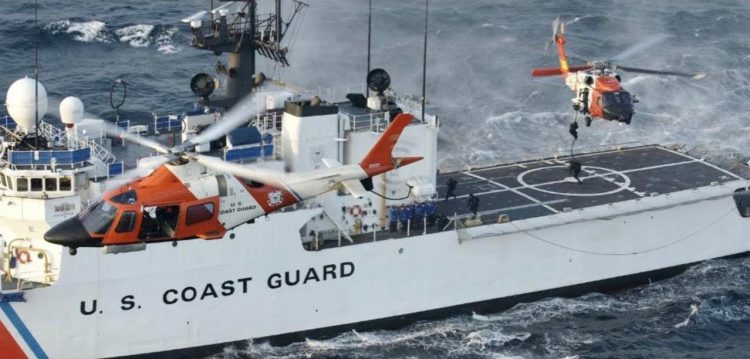 Un escampavías y dos helicópteros de la Guardia Costera durante una operación en el caribe. Foto: USCG