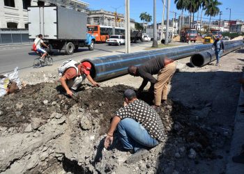 Foto de archivo de la instalación de una nueva conductora de agua en La Habana. Foto: ACN / Archivo.