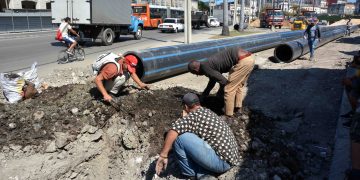 Foto de archivo de la instalación de una nueva conductora de agua en La Habana. Foto: ACN / Archivo.