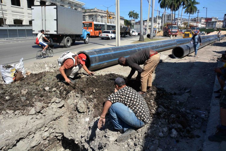 Foto de archivo de la instalación de una nueva conductora de agua en La Habana. Foto: ACN / Archivo.