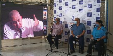 Presentación del disco "Con sentimiento cubano. Patria o muerte", del pianista cubano radicado en EE.UU., Ignacio "Nachito" Herrera (en la pantalla), el 27 de mayo de 2021 en el Instituto Cubano de la Música, en La Habana. También en la foto, la maestra Digna Guerra (d), directora del Coro Nacional de Cuba, el periodista Pedro de la Hoz (2-d), y el maestro Enrique Pérez Mesa (3-d), director de la Orquesta Sinfónica Nacional. Foto: Eric Caraballoso Díaz.