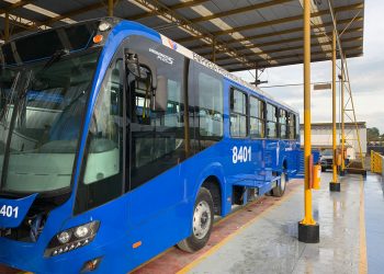 Ómnibus donados por Japón para el transporte público de La Habana. Foto: Perfil de Facebook de la Embajada de Cuba en Japón.