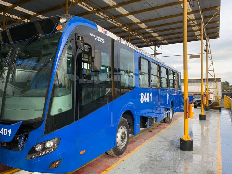 Ómnibus donados por Japón para el transporte público de La Habana. Foto: Perfil de Facebook de la Embajada de Cuba en Japón.