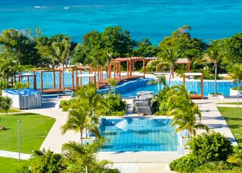 El hotel Almirante, primer resort de sol y playa del grupo Cubanacán en el oriente de Cuba, con categoría cinco estrellas, será el nuevo atractivo del balneario de Guardalavaca, en Holguín. Foto: ACN/Juan Pablo Carreras.