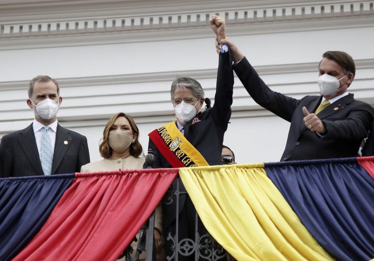 Foto: Guillermo Lasso (centro) toma posesión en Ecuador. A su derecha, el presidente derechista brasileño Jair Bolsonaro. Foto: tomada de El País/Brasil.