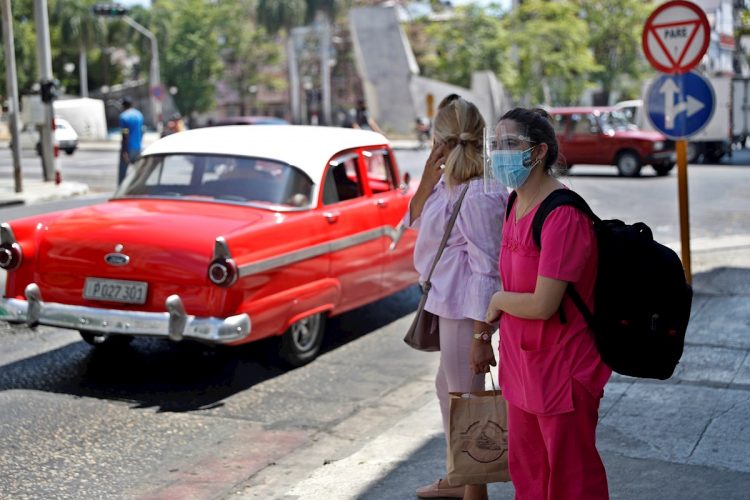 Dos mujeres esperan un taxi en una calle de La Habana. Foto: Yander Zamora/EFE/Archivo.