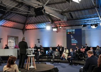 Presidente francés Emmanuel Macron entre los asistentes a la reunión de Oporto. Foto: twitter.com/EmmanuelMacron