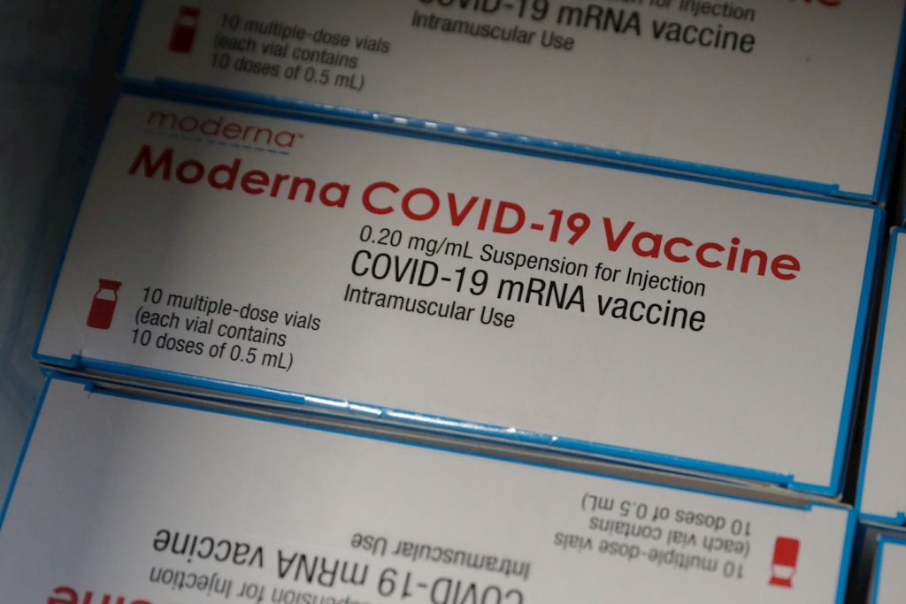 Cajas de la vacuna anticovid de la farmacéutica estadounidense Moderna. Foto: Stephanie Lecocq / EFE / Archivo.