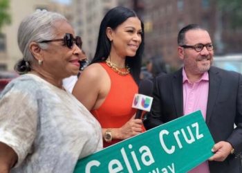 Omer Pardillo Cid, albacea de Celia Cruz (derecha) en la ceremonia de nombramiento en Nueva York. Foto: su cortesía.