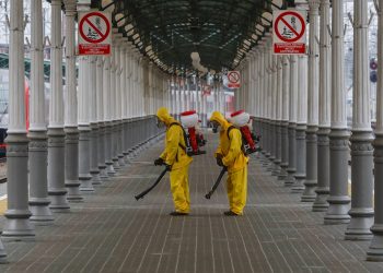 Operarios desinfectan una estación de trenes en Rusia, como medida higiénica ante la COVID-19. Foto: Sergei Ilnitsky / EFE / Archivo.