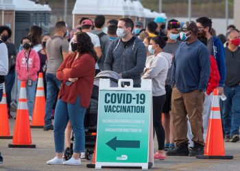 Personas hacen cola en un centro de vacunación contra la COVID-19 en Miami, Florida. Foto: Cristobal Herrera-Ulaskevich / EFE / Archivo.