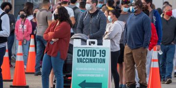 Personas hacen cola en un centro de vacunación contra la COVID-19 en Miami, Florida. Foto: Cristobal Herrera-Ulaskevich / EFE / Archivo.