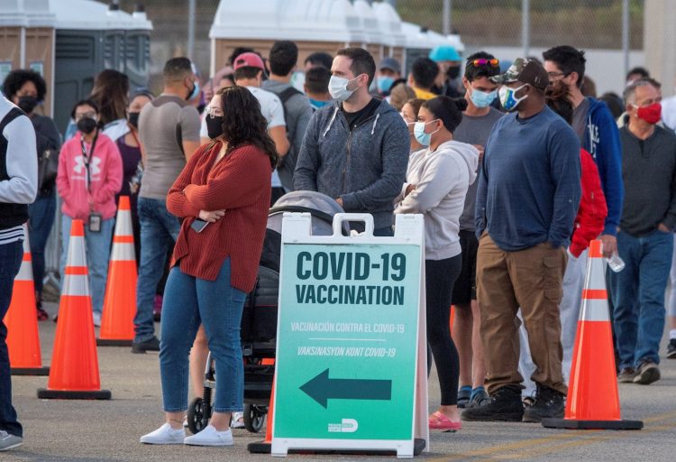 Personas hacen cola en un centro de vacunación contra la COVID-19 en Miami, Florida. Foto: Cristobal Herrera-Ulaskevich / EFE / Archivo.