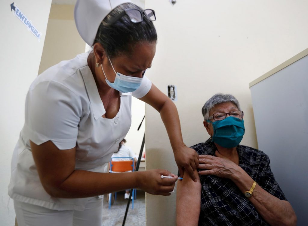 Una enfermera aplica una dosis de vacuna anticovid cubana a una anciana como parte de una intervención sanitaria contra la pandemia. Foto: Yander Zamora / Archivo.