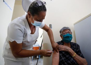 Una enfermera aplica una dosis de vacuna anticovid cubana a una anciana como parte de una intervención sanitaria contra la pandemia. Foto: Yander Zamora / Archivo.