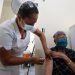 Una enfermera aplica una dosis de vacuna anticovid cubana a una anciana como parte de una intervención sanitaria contra la pandemia. Foto: Yander Zamora / Archivo.