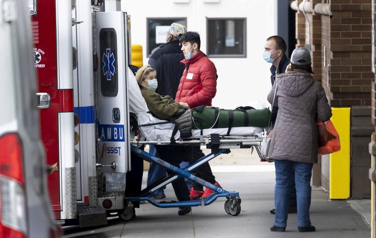 Una paciente con COVID-19 es trasladada a un hospital en EE.UU. Foto: Justin Lane / EFE / Archivo.