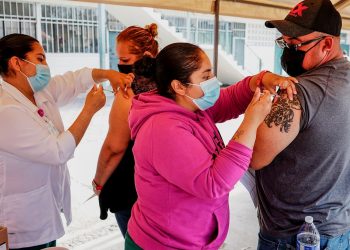 Personal de salud aplica la vacuna contra la COVID-19 de Johnson & Johnson, en el centro de vacunación instalado en la Primaria Miguel F. Martínez de la ciudad de Tijuana, estado de Baja California. Foto: Joebeth Terriquez / EFE.